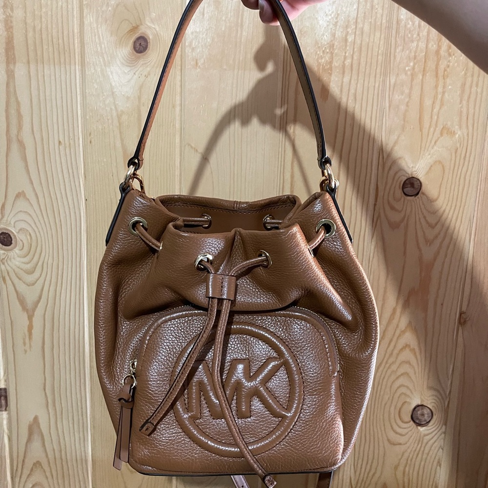 Michael kors bucket bag